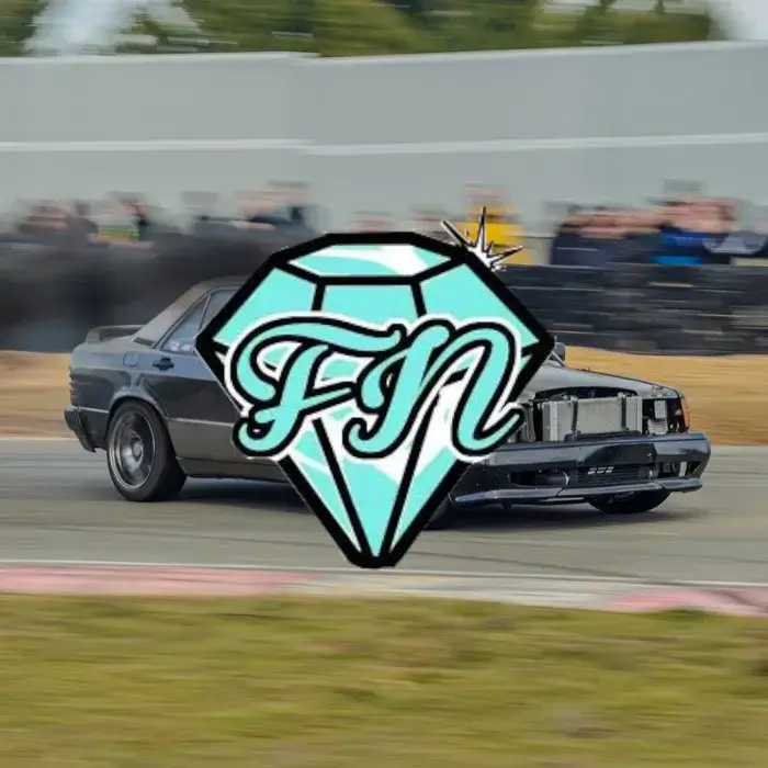 Portada Mercedes Derrapando en Fast and Nice en Kotarr 2025.